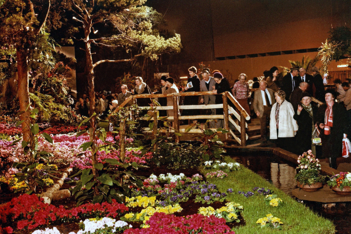 A colored picture of the flower hall taken in 1982.