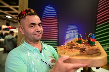 Ein Mann mit Produkten aus Aserbaidschan