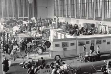 Eine schwarz-weiß Aufnahme aus den Hallen der Grünen Woche 1954.